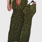 שמלת נמר אלגנטית עם צווארון וי