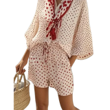 סט קיץ מנוקד עם מכנסיים קצרים וצעיף