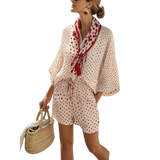 סט קיץ מנוקד עם מכנסיים קצרים וצעיף