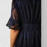 שמלת מקסי תחרה עם קפלים ונצנצים